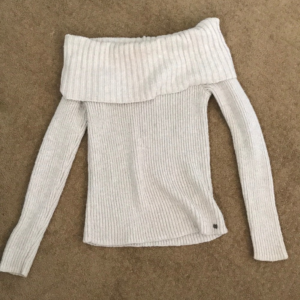 Hollister off the shoulder sweater (size: xs)